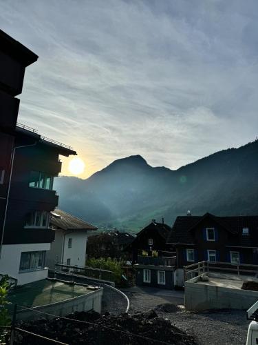 a view of the sun setting over a mountain at Bijou N 2 Lungern in Lungern