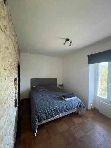 une chambre avec un lit dans une pièce avec une fenêtre dans l'établissement Cozy apartment Gare, à Poitiers