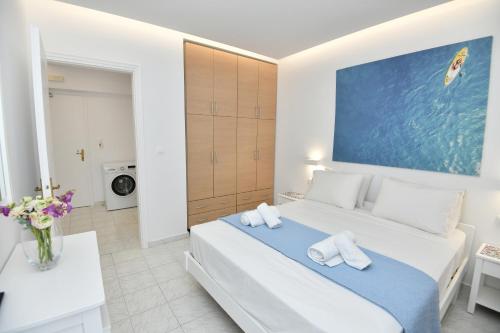 a bedroom with a large bed with towels on it at Casa al'tati studios in Ialyssos