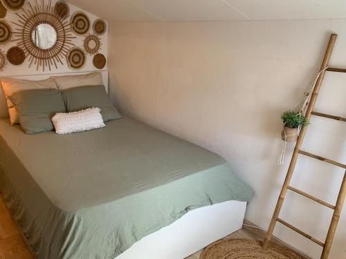 a small bed in a room with a ladder at Les Jardins du Soleil in Vic-la-Gardiole