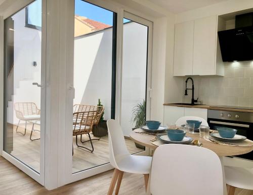 a kitchen and dining room with a table and chairs at A caseta de Sil in Lira