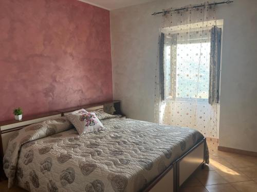 un dormitorio con una cama y una ventana en A due passi, en Pietrapertosa