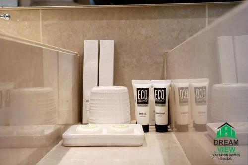 迪拜Souk AL Bahar Burj Khalifa View from main door, luxury Apartment, Dream view holiday homes的浴室柜台上的一组产品