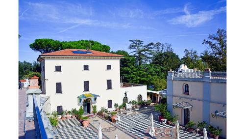 FaugliaにあるResidenza il Poggioneの白い屋根の空中風景