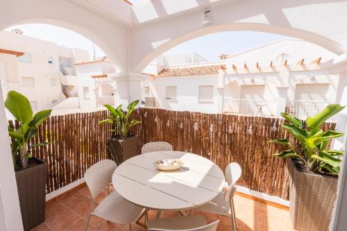 Posezení v ubytování Bohemian apartment with pool 180m from Mojacar beach
