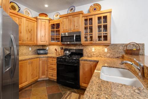 Kuchyň nebo kuchyňský kout v ubytování TOWN POINTE C302 condo