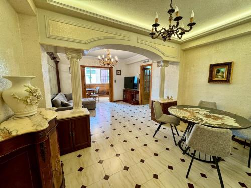 een grote woonkamer met een tafel en stoelen bij Wagner Playa Apartment in Cullera