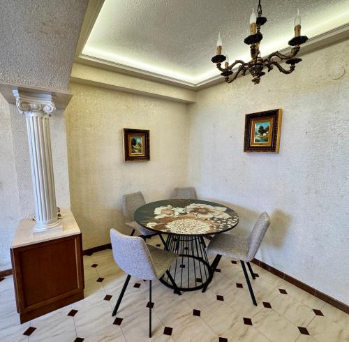 een eetkamer met een tafel en stoelen bij Wagner Playa Apartment in Cullera