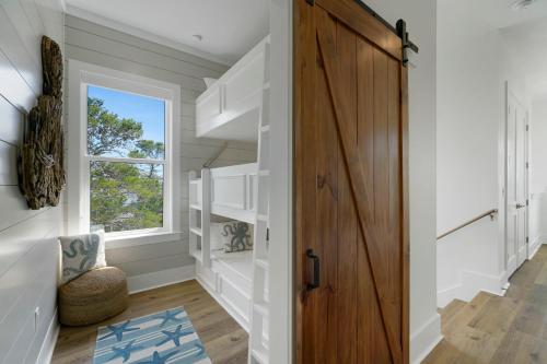 Vannituba majutusasutuses Sleeps 39 2 Luxe Homes w Free Golf Cart Private PoolSpa 3 Blocks to Beach