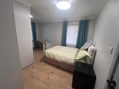 Postel nebo postele na pokoji v ubytování Modern Ensuite Double Bedroom in Dundrum