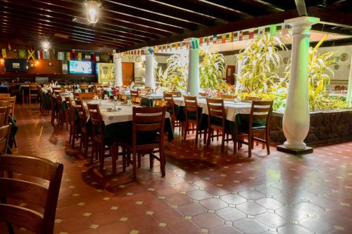a dining room with tables and chairs in a restaurant at Hotel El Arroyo in Caracas