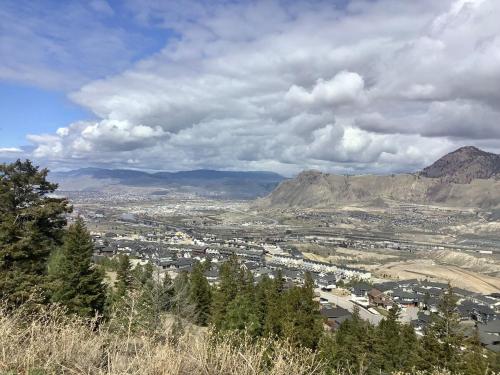 Afbeelding uit fotogalerij van Sapphire Lux Queen Suite in Kamloops