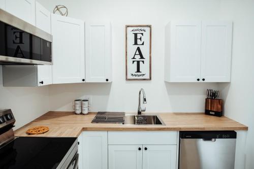 Afbeelding uit fotogalerij van Sapphire Lux Queen Suite in Kamloops