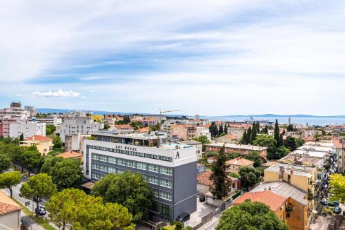 Comfortable apartment with great city and sea view