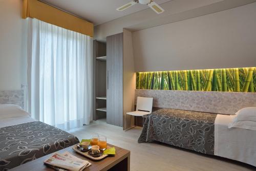 Un dormitorio con una cama y una mesa con una bandeja de comida en Clipper, en Pesaro