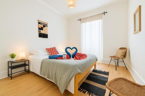 - une chambre avec un lit à la décoration cardiaque dans l'établissement Place du Capitole à 2 min à pied - Séjour tout confort avec Wifi et check-in autonome, à Toulouse