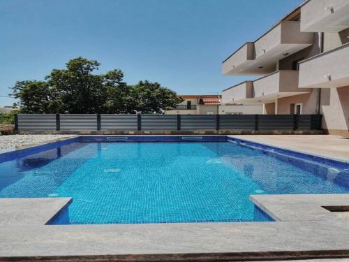 Holiday Home J&D No 2-Nine Bedroom House with Pool