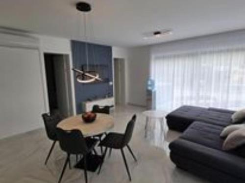 Lux Holiday Home Slatki - Five Bedroom Holiday Home with Pool