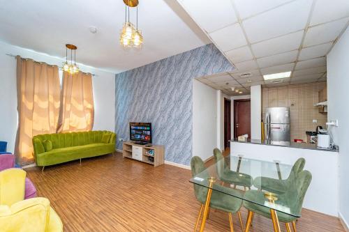 Kuchyň nebo kuchyňský kout v ubytování City Tower 2BHK