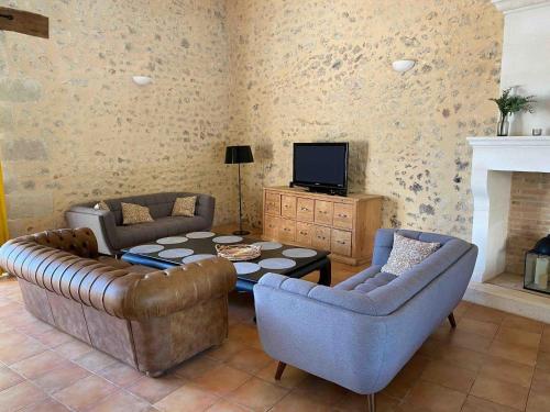 Μια τηλεόραση ή/και κέντρο ψυχαγωγίας στο Villa in France with Private Pool & Garden