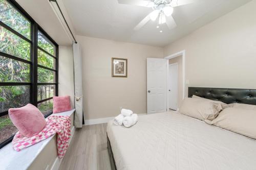 a bedroom with a bed with a teddy bear and a chair at Golden Welcome in Hollywood