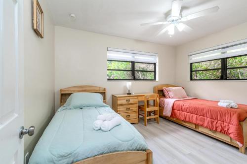a bedroom with two beds and a desk at Golden Welcome in Hollywood