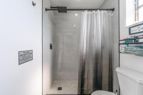 a shower with a shower curtain in a bathroom at Golden Welcome in Hollywood