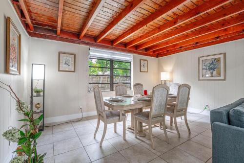 a dining room with a table and chairs at Golden Welcome in Hollywood