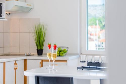 Apartments Sunny Days- Two Bedroom Apartment with Terrace and Sea View A2 ST