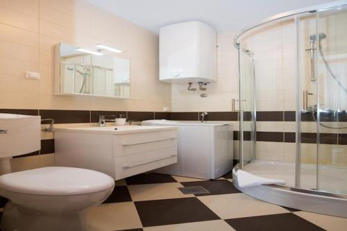 Ένα μπάνιο στο Apartments Nina - Two-Bedroom Apartment with Balcony and Sea View Ora ac