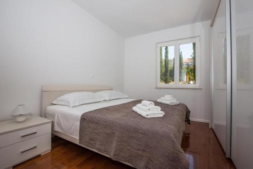 Ένα ή περισσότερα κρεβάτια σε δωμάτιο στο Apartments Nina - Two-Bedroom Apartment with Balcony and Sea View Ora ac