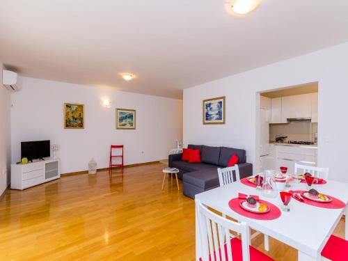 Grand Apartment - Three Bedroom Apartment with Terrace and Partial Sea View