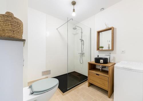 une salle de bain avec une douche, des toilettes et un lavabo dans l'établissement Place du Capitole à 2 min à pied - Séjour tout confort avec Wifi et check-in autonome, à Toulouse