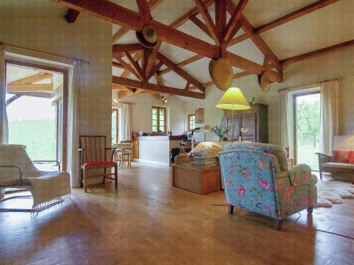 - un salon avec un canapé et des chaises dans l'établissement Holiday Home Bouzic with Valley View, cleaning included, à Bouzic