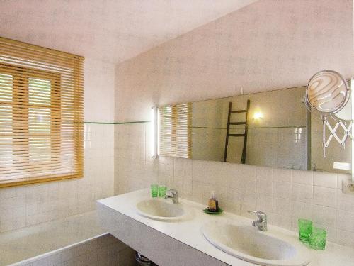 une salle de bain avec deux lavabos et un miroir dans l'établissement Holiday Home Bouzic with Valley View, cleaning included, à Bouzic