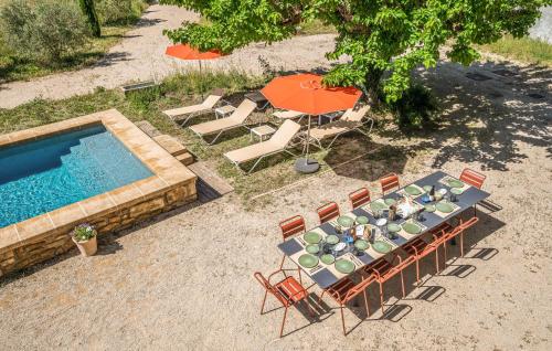 - une vue de tête sur une table et des chaises à côté de la piscine dans l'établissement Awesome Home In Travaillan, à Travaillan