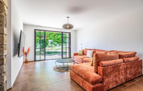 un salon avec deux canapés et une table dans l'établissement Awesome Home In Travaillan, à Travaillan