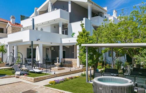 O grădină în afara 1 Bedroom Nice Apartment In Vodice