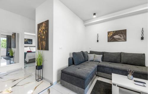 O zonă de relaxare la 1 Bedroom Nice Apartment In Vodice