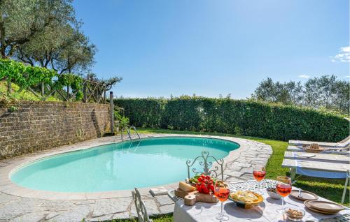 una mesa con comida y copas de vino junto a una piscina en La Piana, en Mommio