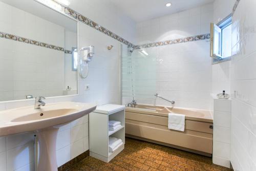 Kylpyhuone majoituspaikassa Le Charollais Motel