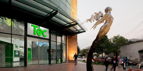 a statue of a mermaid in front of a store at Apartamento Ciudad de Guatemala, Zona 4, 1 Parqueo Gratis, Mejor Vista en 4 Grados Norte, 4 Camas in Guatemala