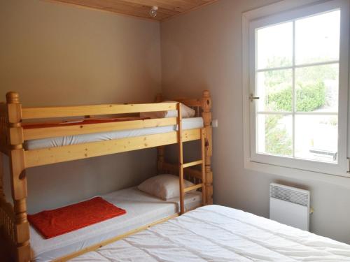 une chambre avec deux lits superposés et une fenêtre dans l'établissement Charming Gîte in France for a Relaxing Getaway, cleaning included, aux Vans