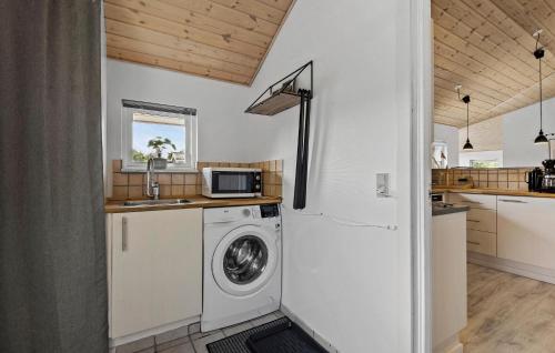 a kitchen with a washing machine and a microwave at 3 Bedroom Cozy Home In Hemmet in Hemmet