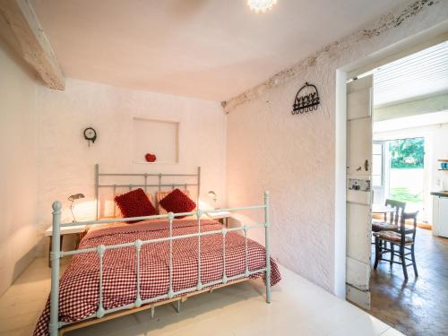 - une chambre avec un lit doté d'oreillers rouges dans l'établissement Villa in Artigat near Cathar Castles, cleaning included, à Artigat
