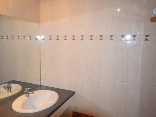 une salle de bain avec un lavabo et un miroir dans l'établissement Charming Gîte in France for a Relaxing Getaway, cleaning included, aux Vans