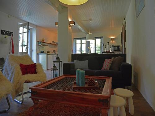 un salon avec un canapé et une table basse dans l'établissement Villa in Artigat near Cathar Castles, cleaning included, à Artigat