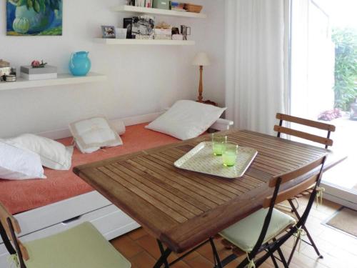 une table de salle à manger et des chaises dans une pièce dans l'établissement Holiday Home in Le Lavandou with Sea View, cleaning included, au Lavandou