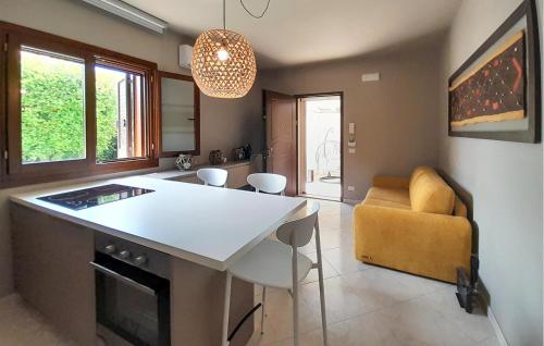 Η κουζίνα ή μικρή κουζίνα στο Lovely Home In Leporano Ta With Wifi