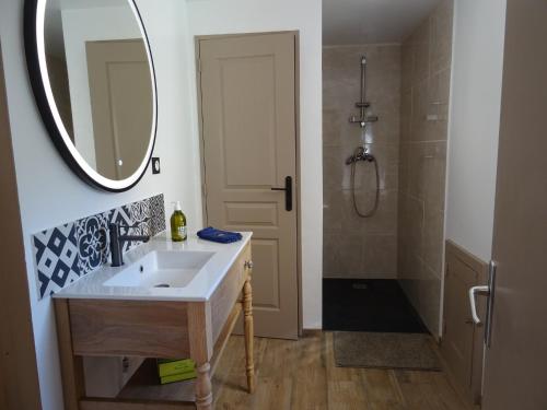 une salle de bain avec un lavabo, un miroir et une douche dans l'établissement Holiday Home in Fournès with Private Pool, cleaning included, à Fournès